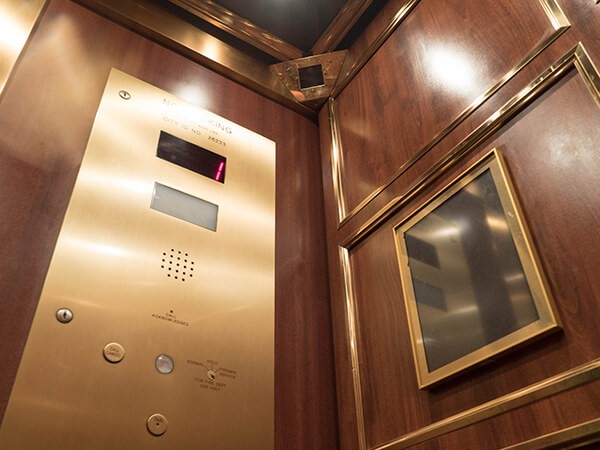 تركيب كاميرات مراقبة داخل المصاعد في العمارات